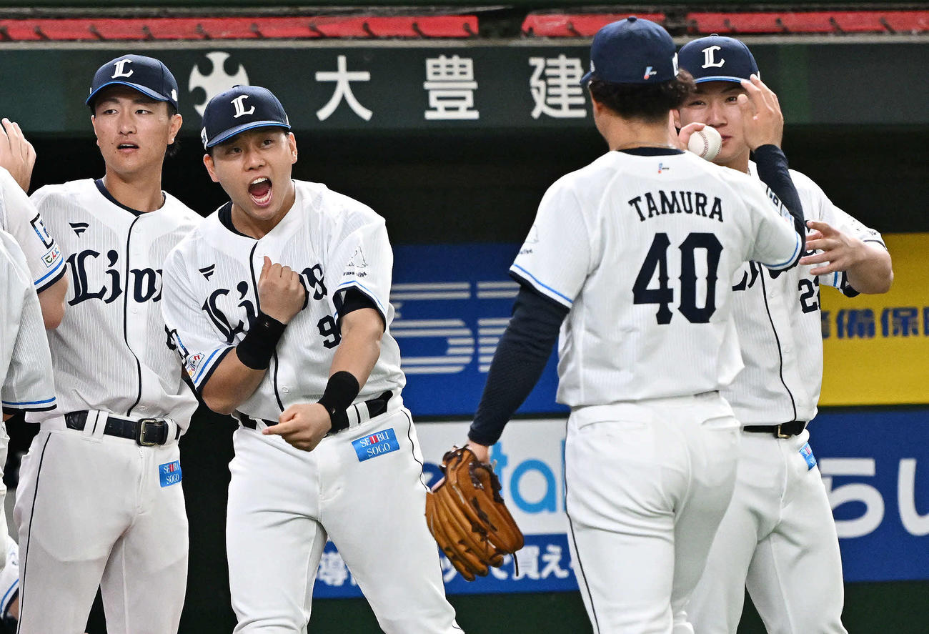 西武対ロッテ　8回表を投げ終えた西武田村（手前）をガッツポーズで迎える蛭間（後方左から2人目）（撮影・滝沢徹郎）