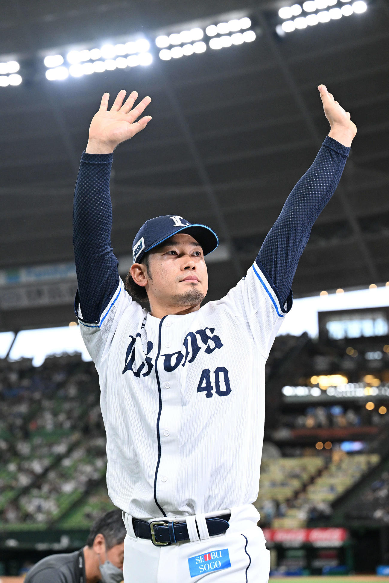 西武対ロッテ　ヒーローインタビューを終えファンに手を振る西武田村（撮影・滝沢徹郎）