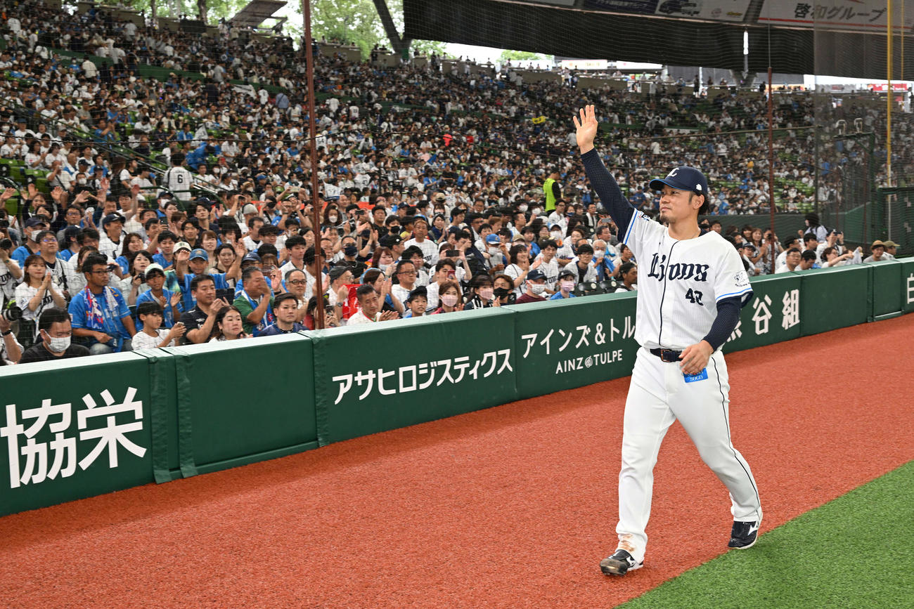 西武対ロッテ　ヒーローインタビューを終えファンに手を振る西武田村（撮影・滝沢徹郎）