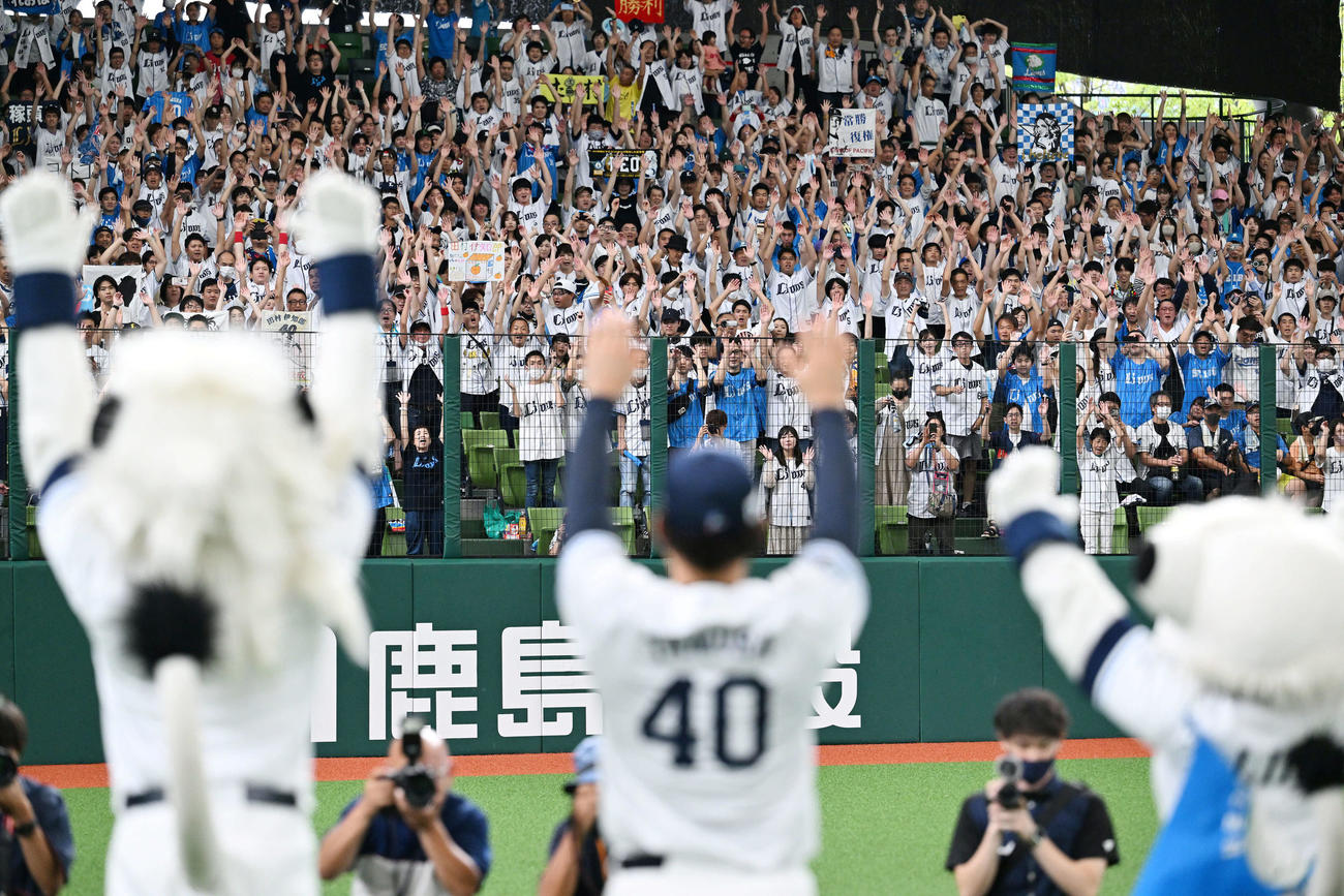 西武対ロッテ　試合後、西武田村（手前）と勝利を祝うファン（撮影・滝沢徹郎）