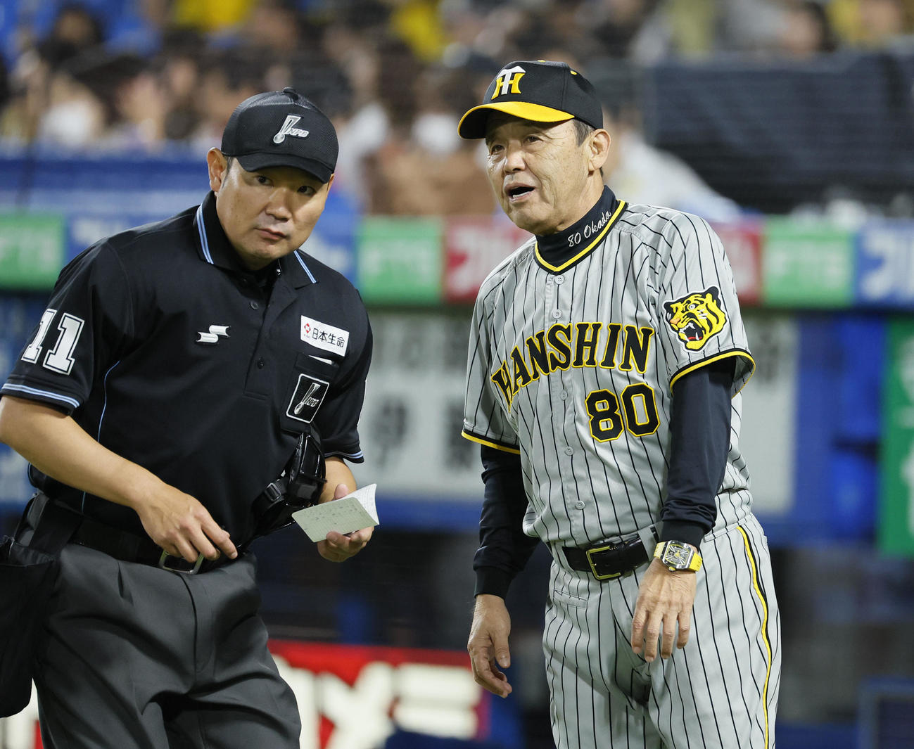 ヤクルト対阪神　9回、交代告げる阪神岡田監督（撮影・藤尾明華）