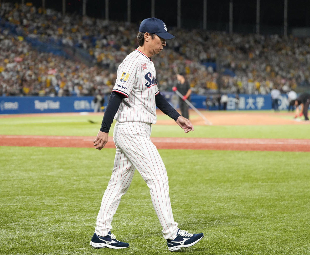 ヤクルト対阪神　阪神に敗れ、うつむきながら引き揚げるヤクルト高津監督（撮影・鈴木みどり）