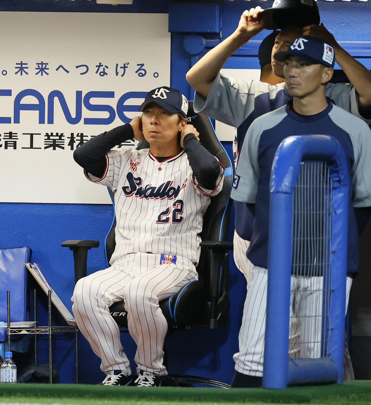 ヤクルト対阪神　8回、ベンチで浮かない表情を見せるヤクルト高津監督（左）（撮影・藤尾明華）