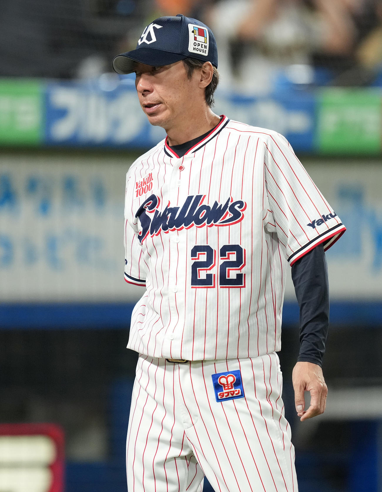 ヤクルト対阪神　6回表の交代を告げ、ベンチへ戻るヤクルト高津監督（撮影・鈴木みどり）