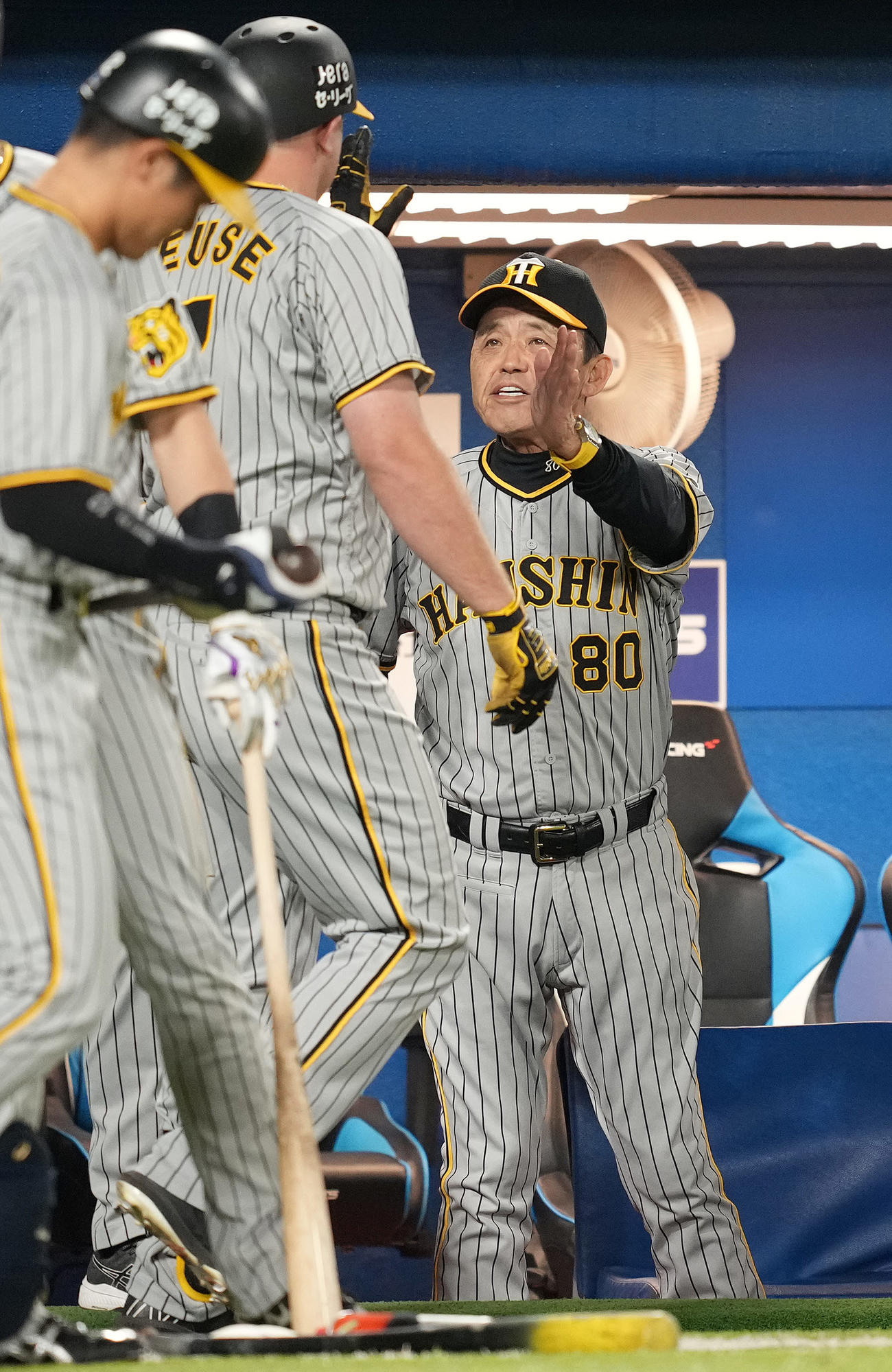 ヤクルト対阪神　1回表阪神2死一塁、左越え2点本塁打を放ったノイジーを迎える岡田監督（右）（撮影・鈴木みどり）