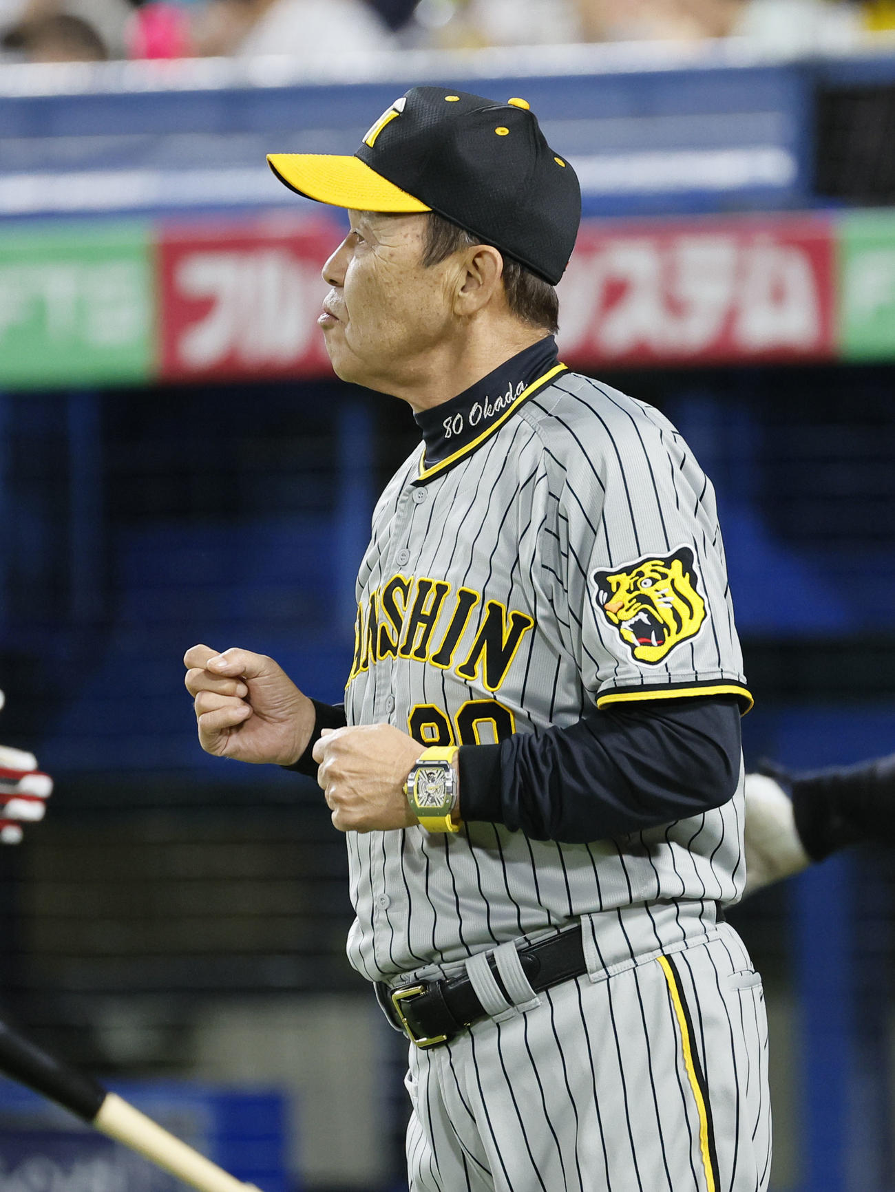 ヤクルト対阪神　8回、代走を告げる阪神岡田監督（撮影・藤尾明華）