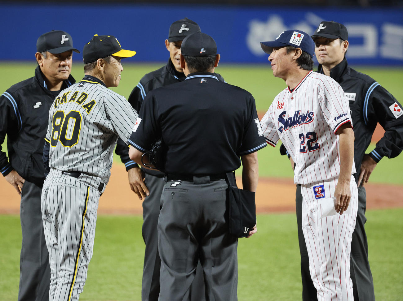 ヤクルト対阪神　ヤクルト対阪神　メンバー表交換で握手を交わす阪神岡田監督（左から2人目）とヤクルト高津監督（撮影・藤尾明華）
