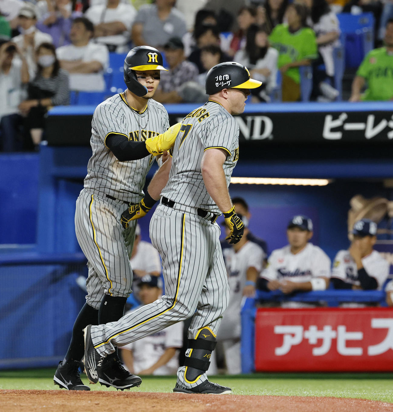 ヤクルト対阪神　1回表阪神2死一塁、左越えに2点本塁打を放ち、佐藤輝（左）に迎えられるノイジー（撮影・藤尾明華）