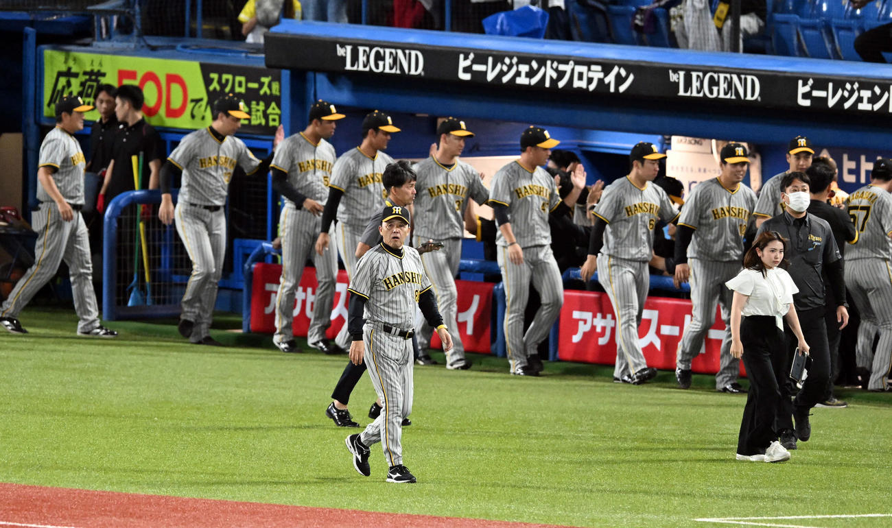 ヤクルト対阪神　ヤクルトに勝利し球場を後にする阪神岡田監督（撮影・たえ見朱実）