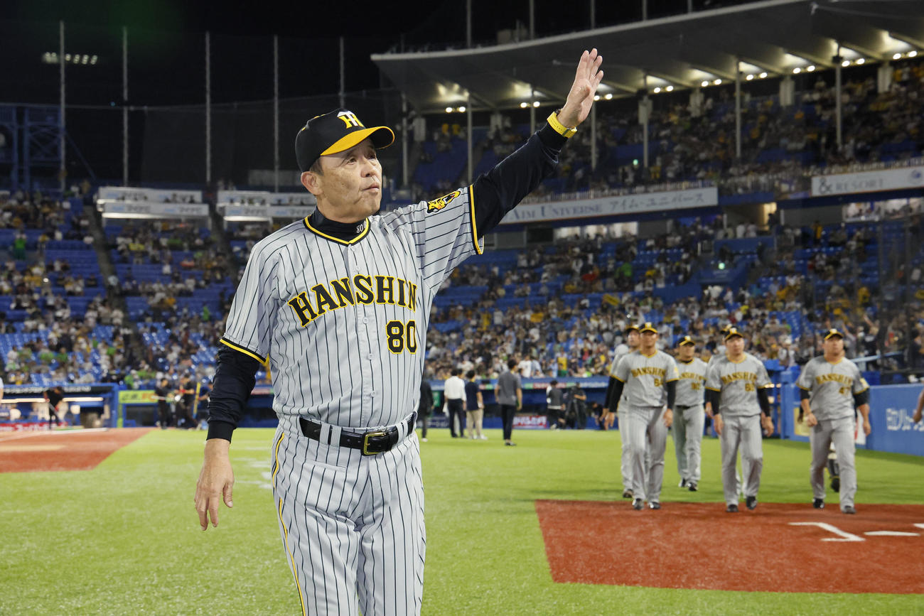 ヤクルト対阪神　ヤクルトに勝利し、ファンの声援に手を振りながら球場を引き揚げる岡田監督郎（撮影・藤尾明華）