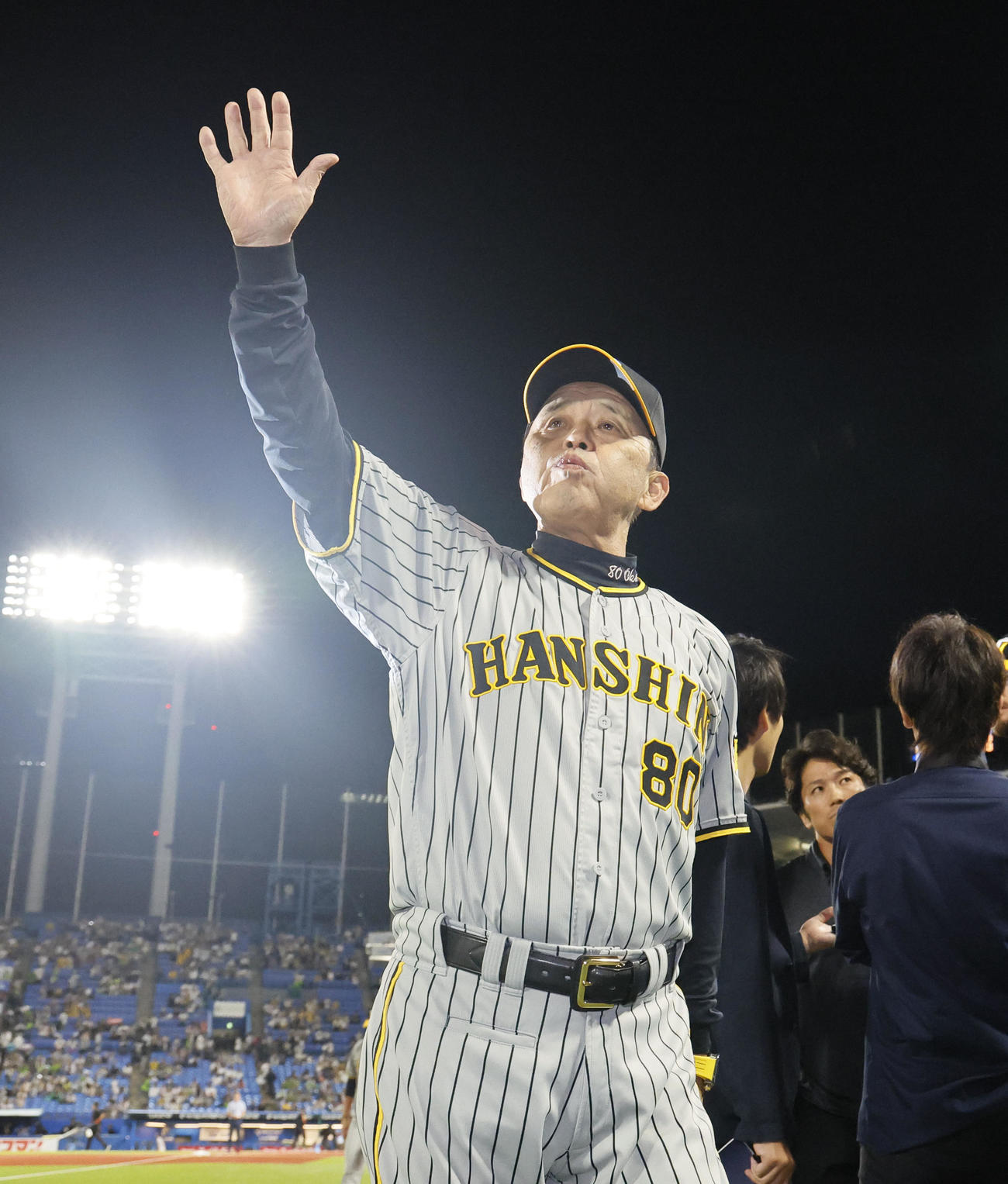 ヤクルト対阪神　ヤクルトに勝利し、ファンの声援に手を振りながら球場を引き揚げる岡田監督郎（撮影・藤尾明華）
