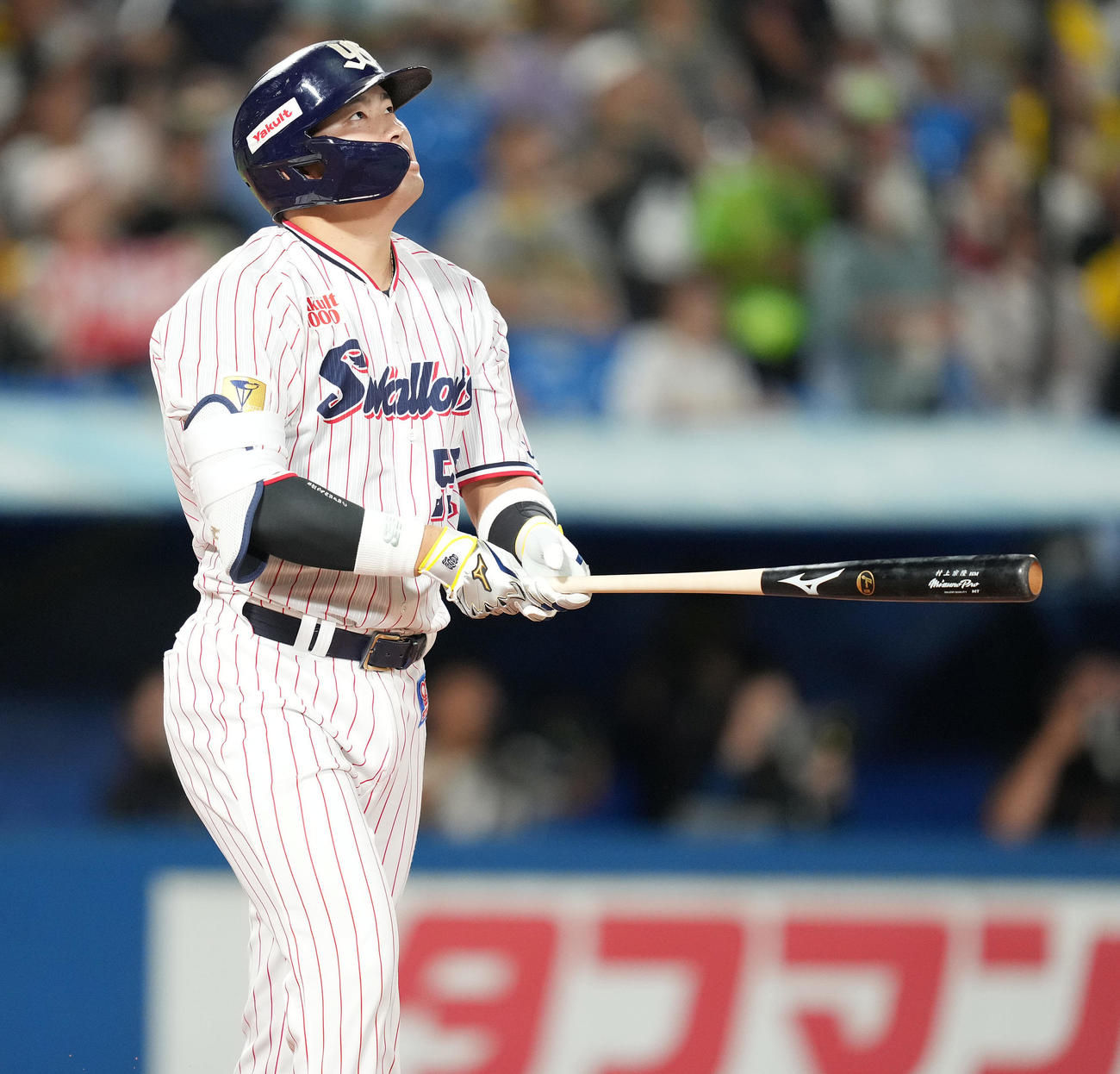 ヤクルト対阪神　4回裏ヤクルト1死一塁、右越え2点本塁打を放つ村上（撮影・鈴木みどり）