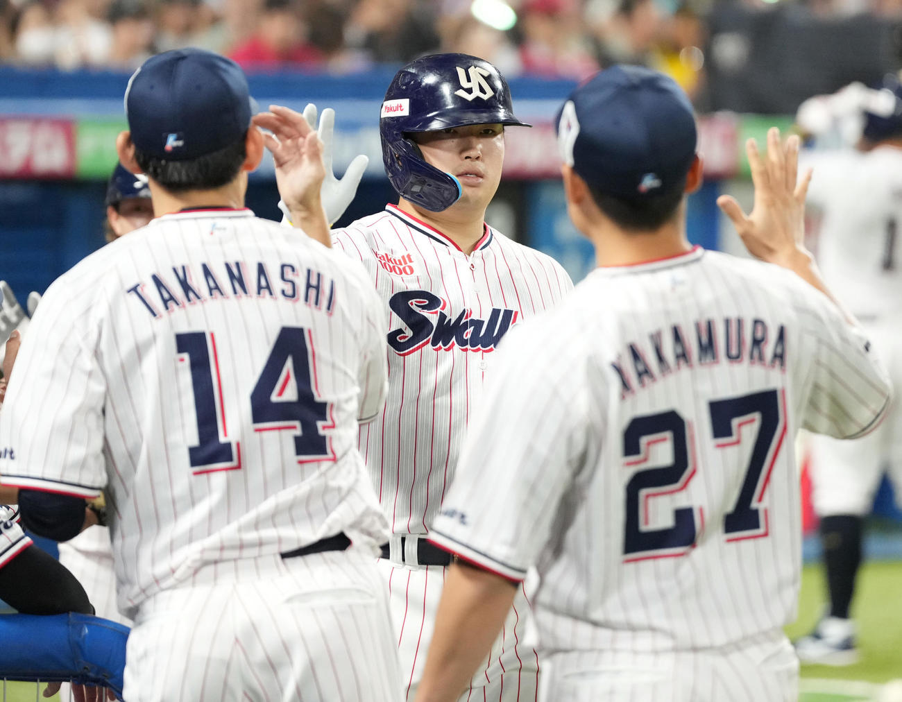ヤクルト対阪神　4回裏ヤクルト1死一塁、右越え2点本塁打を放った村上はナインとハイタッチ（撮影・鈴木みどり）