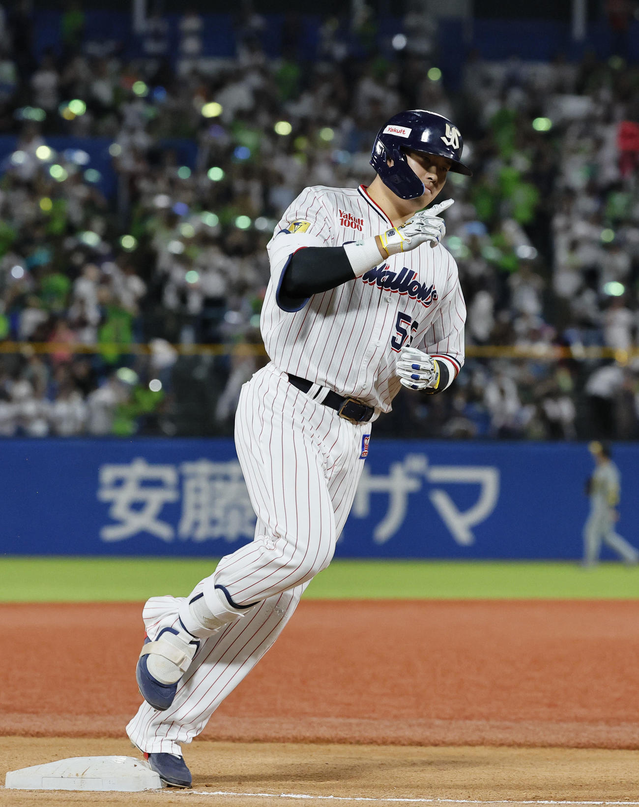 ヤクルト対阪神　4回裏ヤクルト1死一塁、右越えに2点本塁打を放ち三塁を回る村上（撮影・藤尾明華）