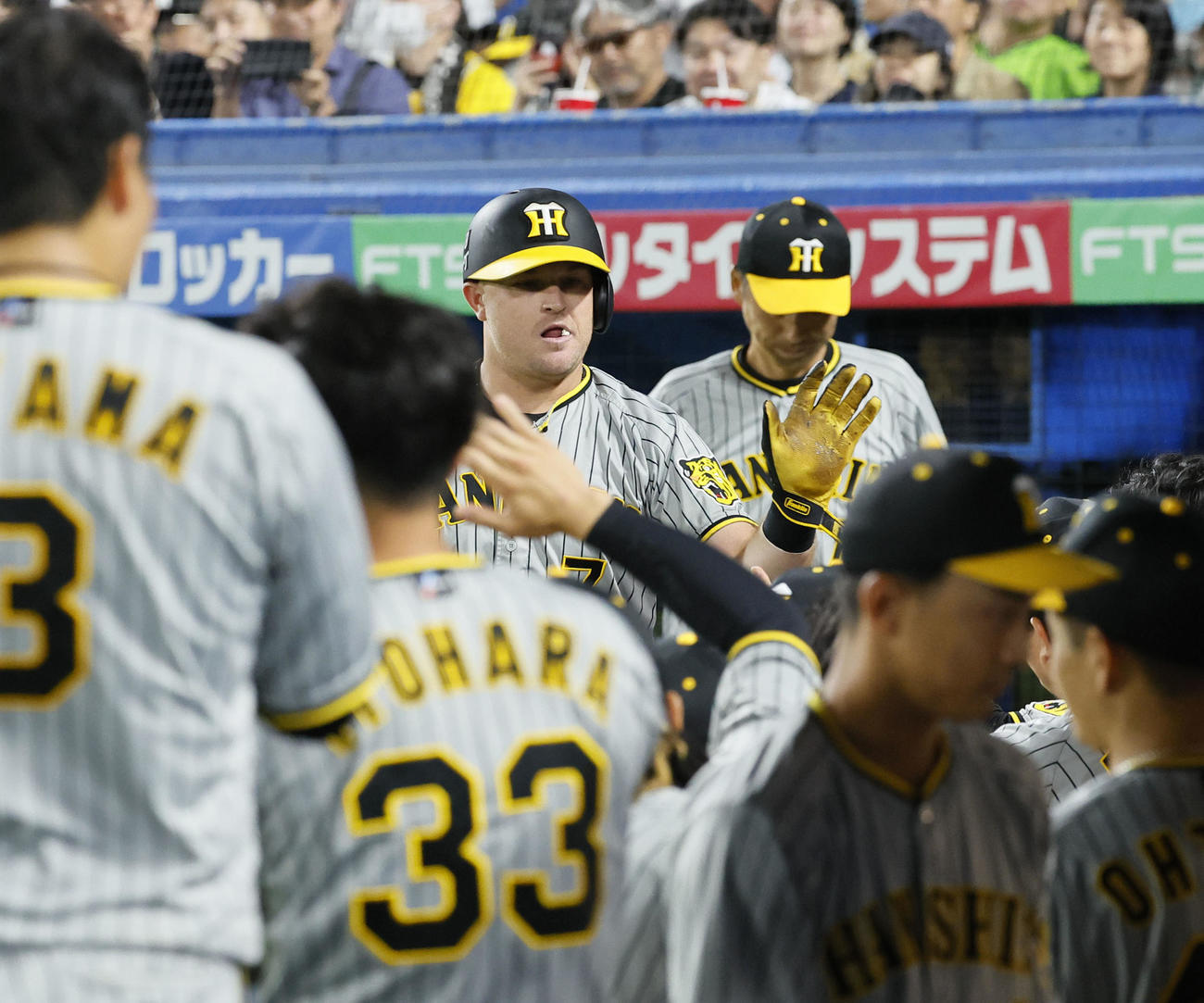 ヤクルト対阪神　8回表阪神2死一、三塁、右前に適時打を放ち、代走を送られベンチに戻りナインとタッチを交わすノイジー（撮影・藤尾明華）