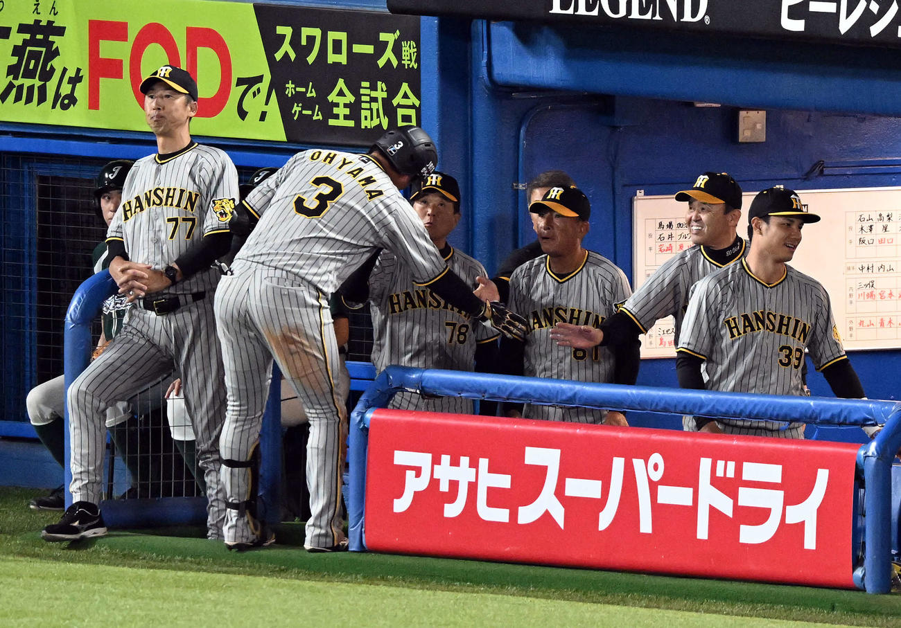 ヤクルト対阪神　3回表阪神無死二、三塁、2点適時打を放った大山を迎える岡田監督（撮影・たえ見朱実）