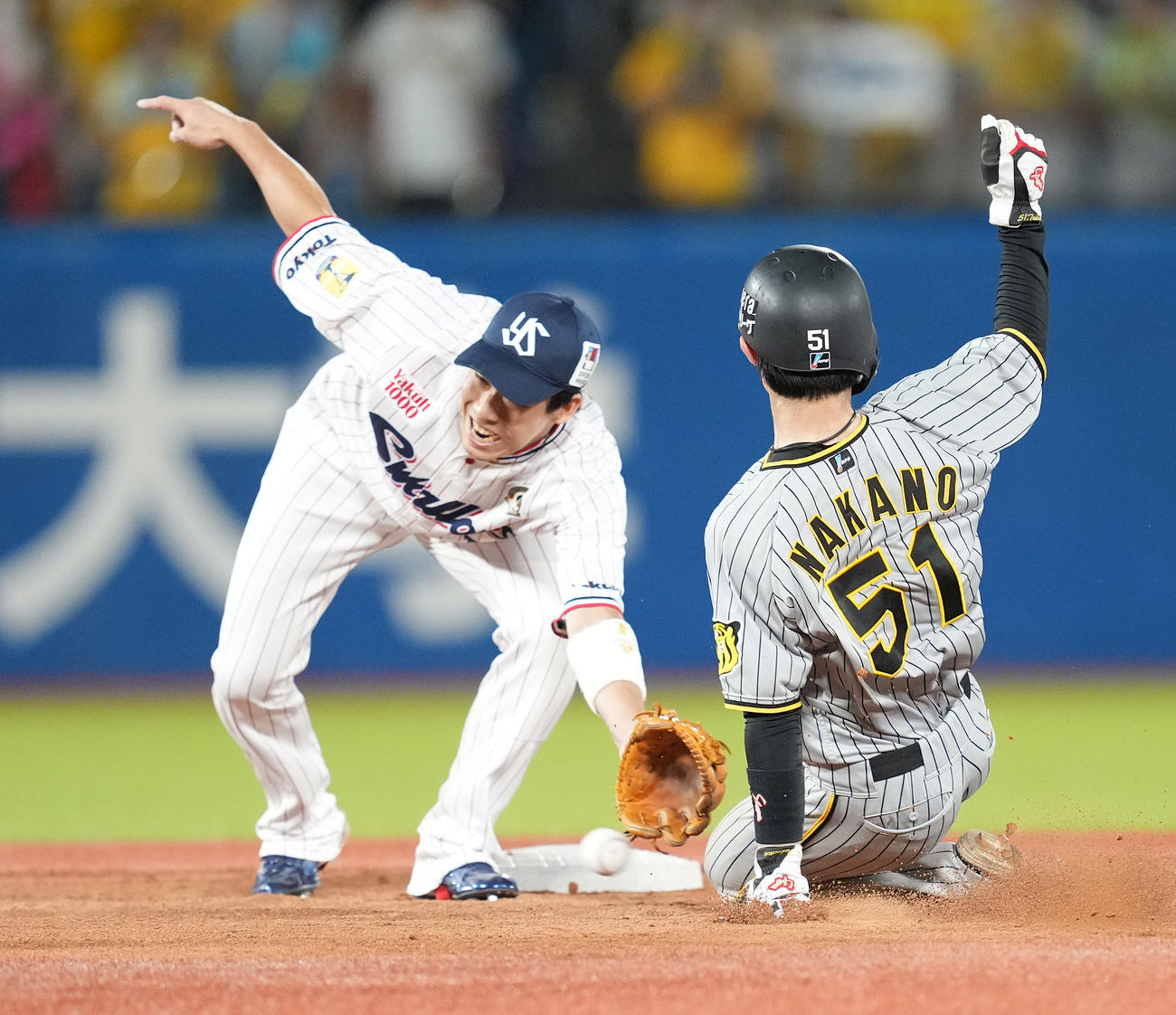 ヤクルト対阪神　3回表阪神無死一塁、打者森下の時、二盗する一塁走者中野。遊撃手長岡（撮影・鈴木みどり）