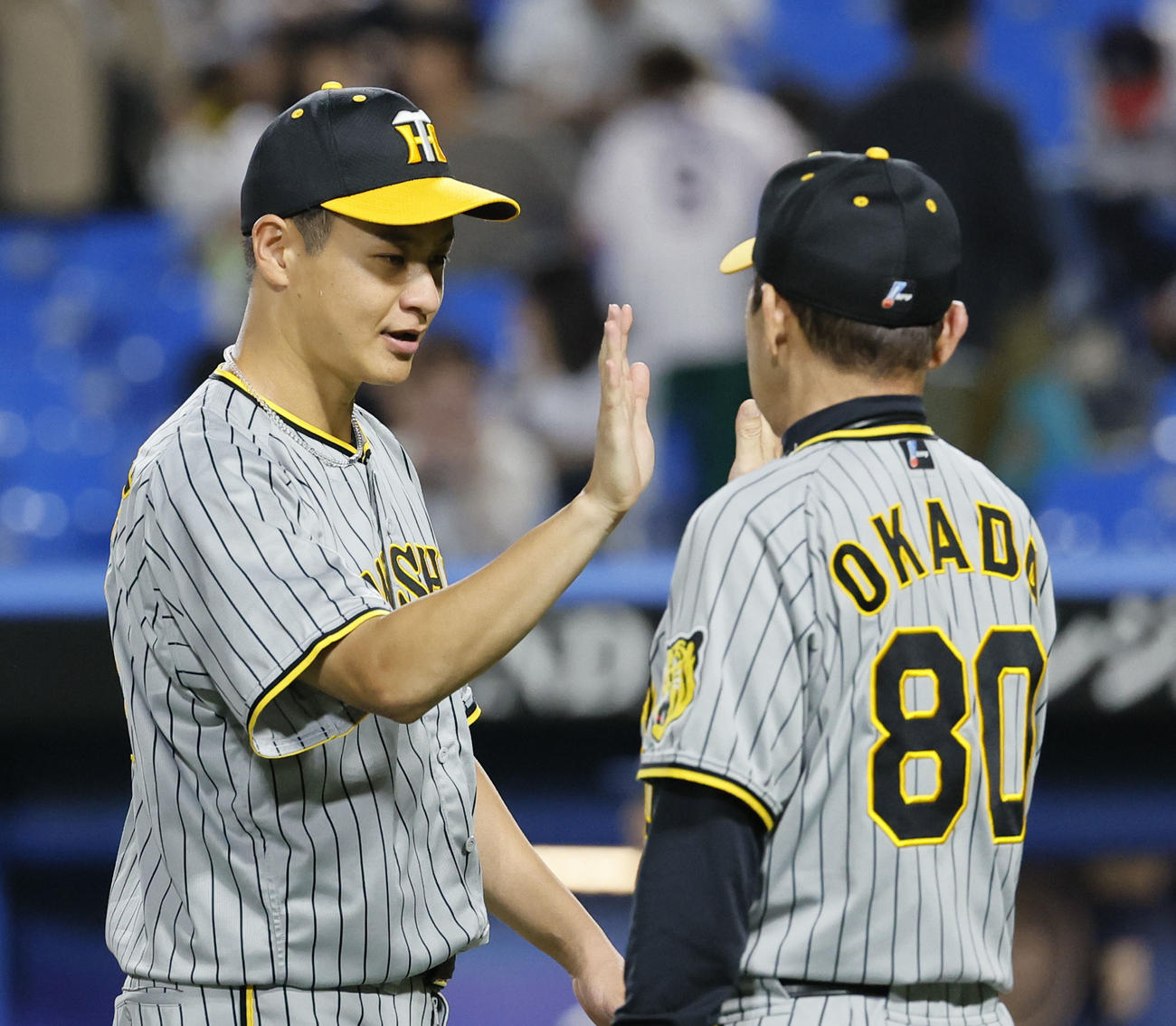 ヤクルト対阪神　ヤクルトに勝利し、岡田監督（右）とタッチを交わす阪神大竹（撮影・藤尾明華）