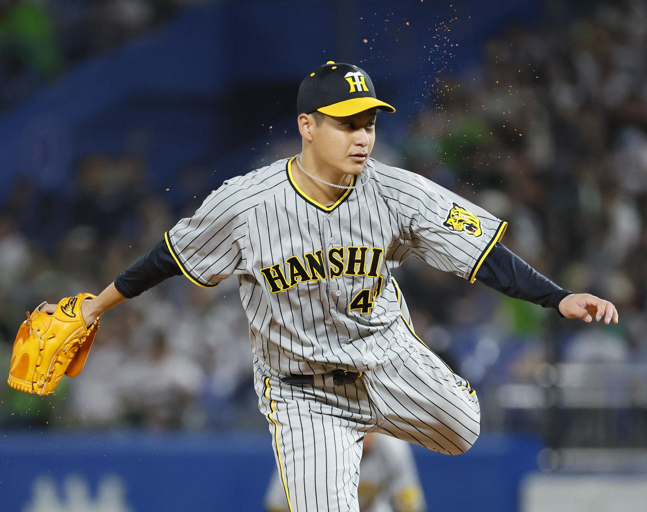 ヤクルト対阪神　7回、土を蹴り上げ、力投する阪神大竹（撮影・藤尾明華）