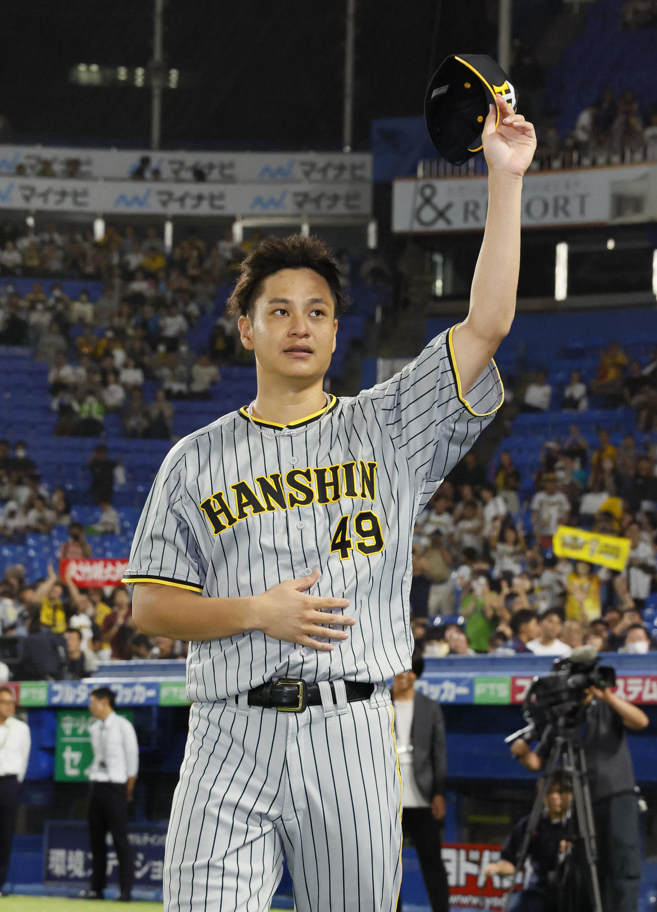 ヤクルト対阪神　ヒーローインタビューを終え、ファンの声援に応える阪神大竹（撮影・藤尾明華）