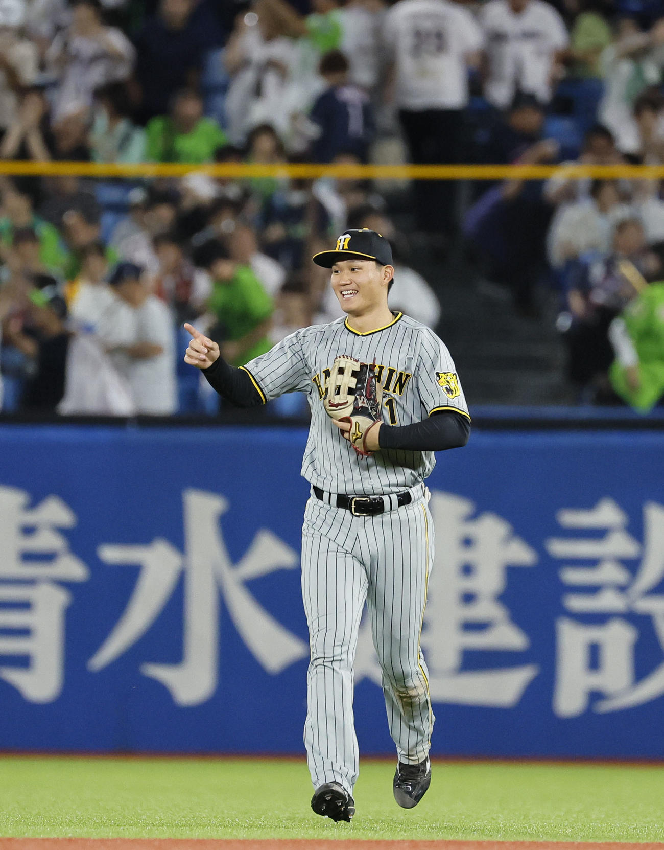 ヤクルト対阪神　ヤクルトに勝利し、笑顔でナインに駆け寄る阪神森下（撮影・藤尾明華）