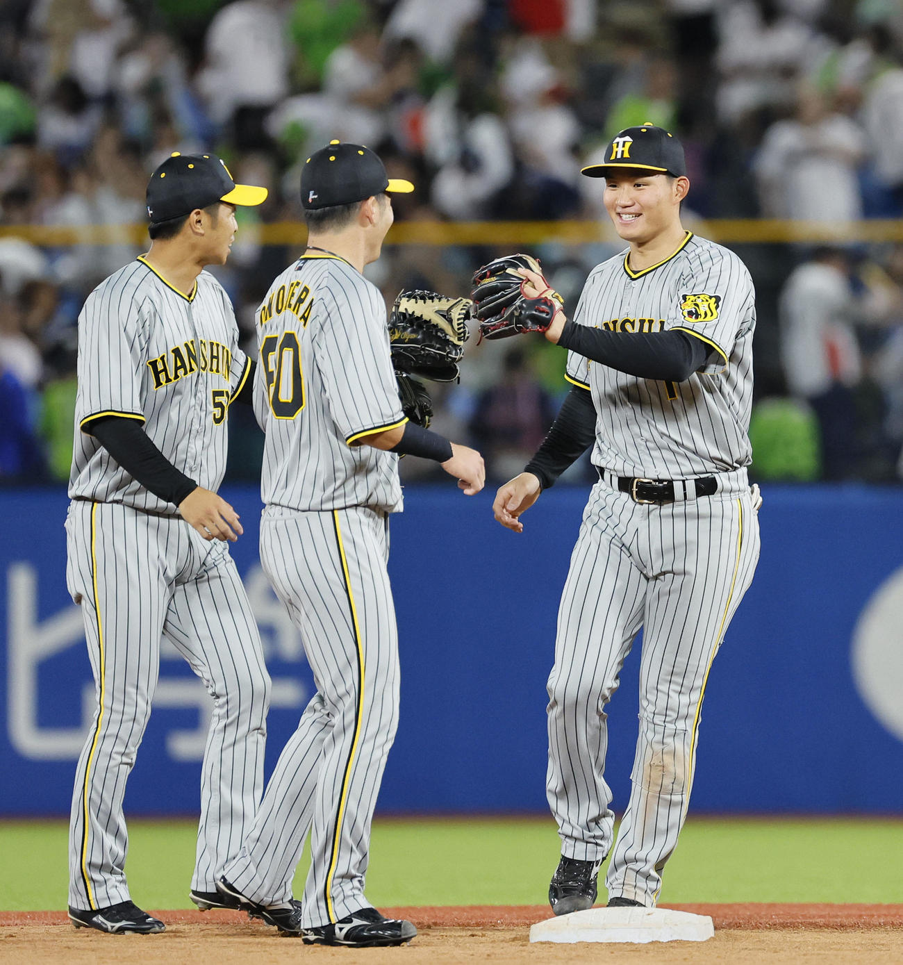 ヤクルト対阪神　ヤクルトに勝利し、笑顔でタッチを交わす阪神森下（右）（撮影・藤尾明華）