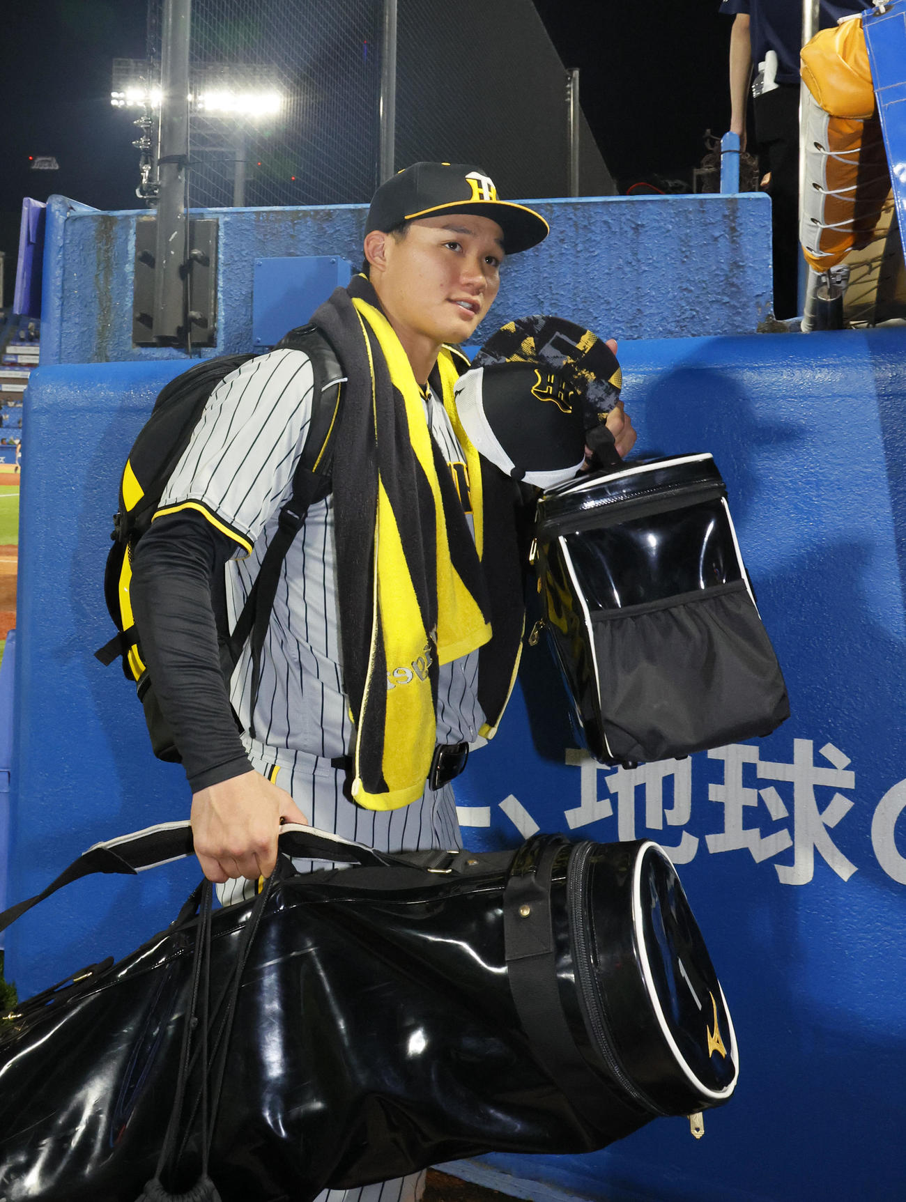 ヤクルト対阪神　ファンの声援に手をあげ、引き揚げる阪神森下（撮影・藤尾明華）