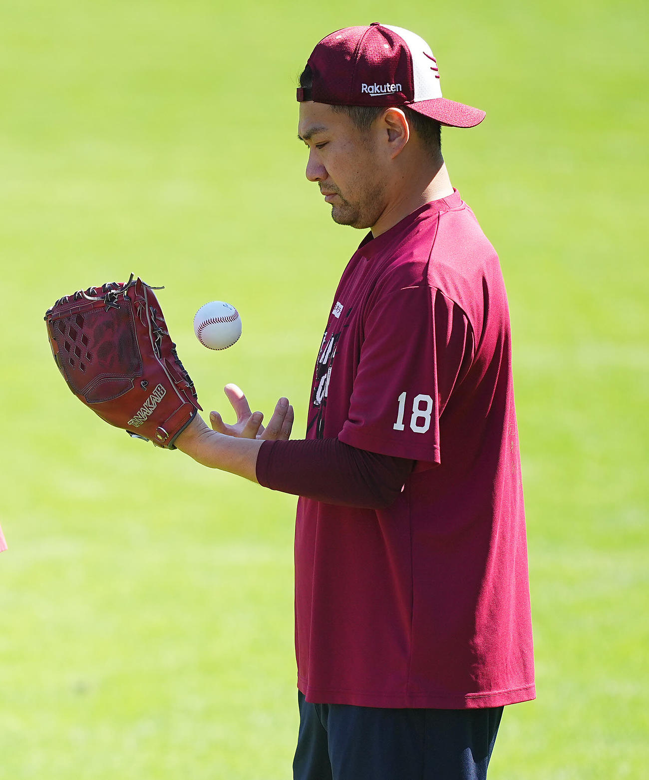 楽天対日本ハム　試合前、投球練習の合間にボールを見つめる楽天田中将（撮影・垰建太）