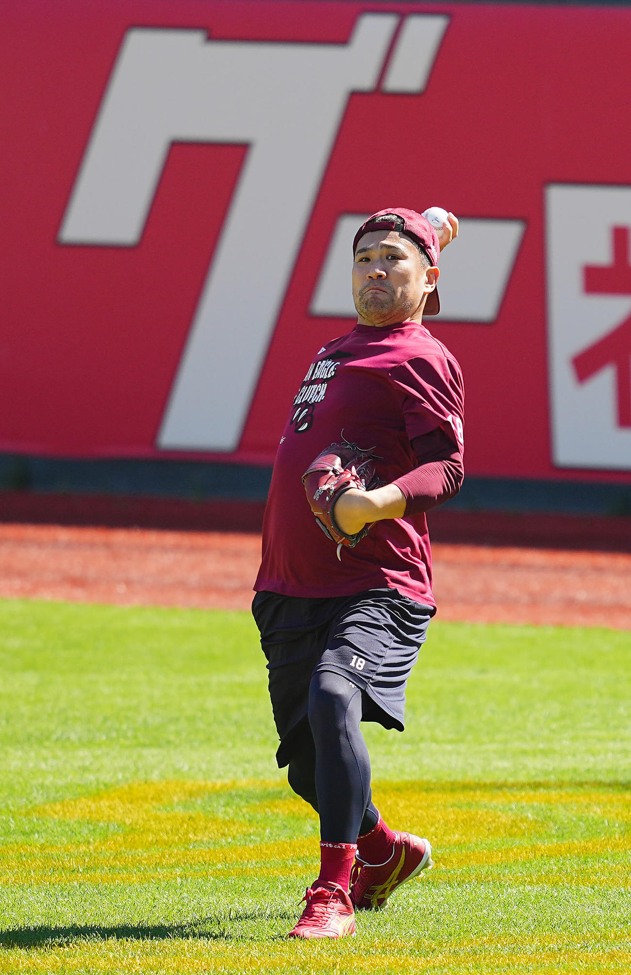 楽天対日本ハム　試合前、投球練習する楽天田中将（撮影・垰建太）