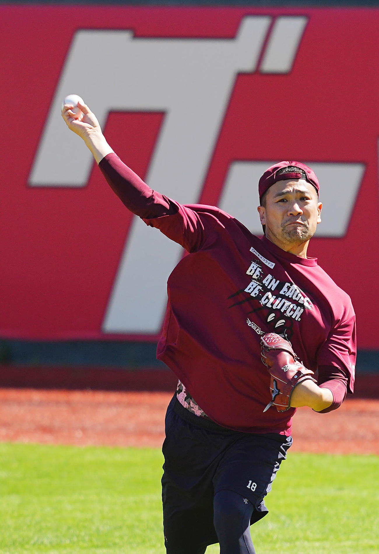 楽天対日本ハム　試合前、投球練習する楽天田中将（撮影・垰建太）