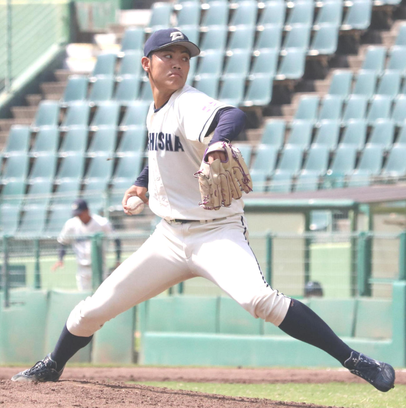 同大対関学大　3番手で登板した同大の真野凜風（撮影・林亮佑）