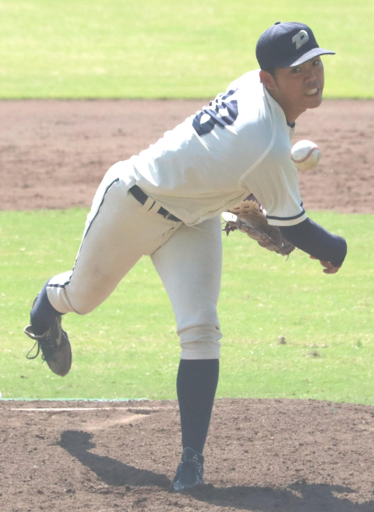 同大対関学大　3番手で登板した同大の真野凜風（撮影・林亮佑）
