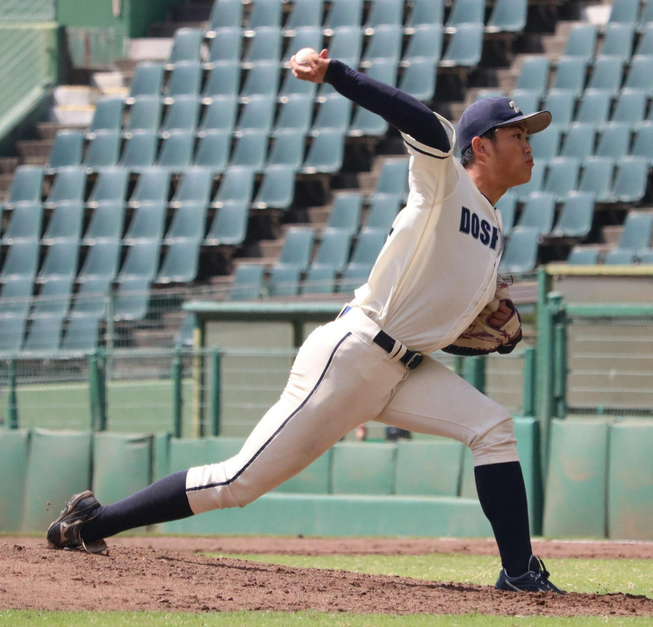 同大対関学大　3番手で登板した同大の真野凜風（撮影・林亮佑）