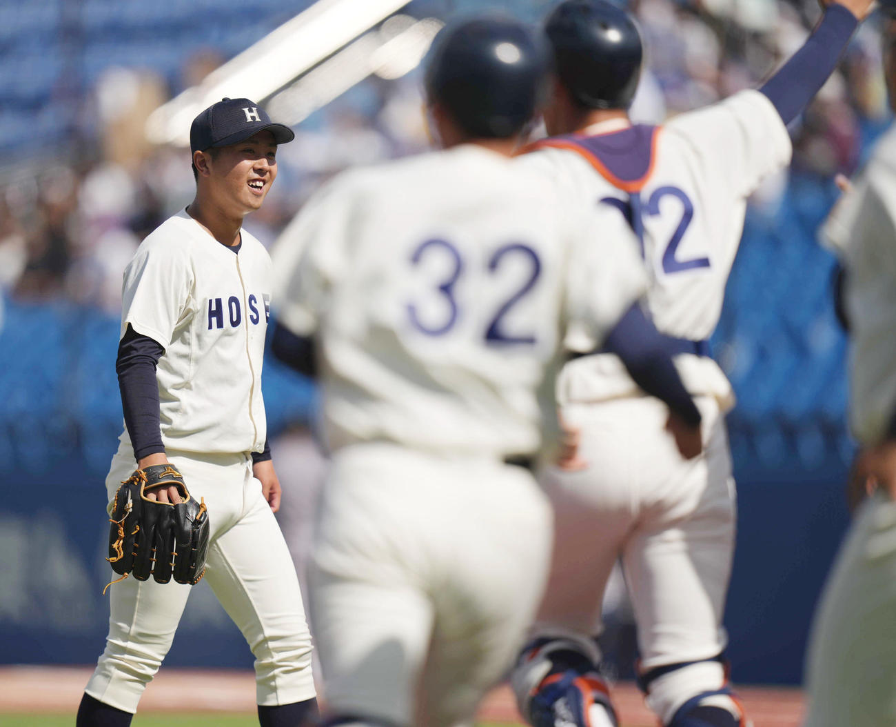 法大対慶大　試合後、チームメートが駆け寄り中、笑顔を見せる法大・吉鶴（左）（撮影・狩俣裕三）