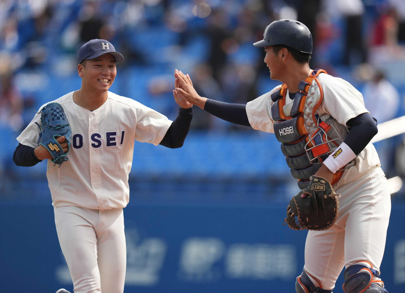 法大対慶大　1回裏を抑え、法大・吉安（右）と笑顔でタッチを交わす先発尾崎（撮影・狩俣裕三）