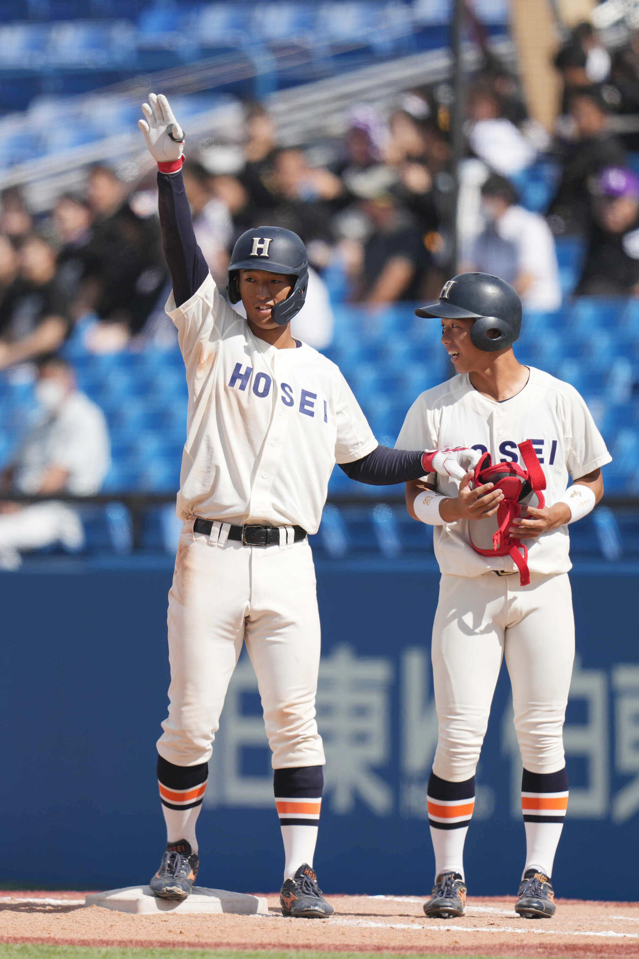 法大対慶大　9回表法大2死一、三塁、適時打を放つ法大・松下（左）（撮影・狩俣裕三）