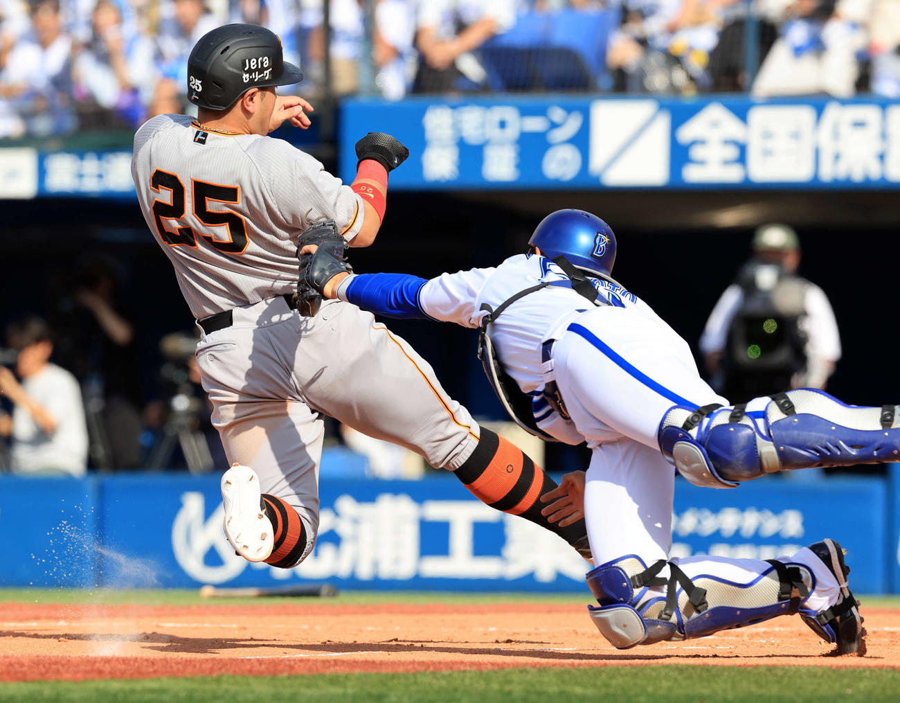 DeNA対巨人　4回表巨人1死一、三塁、ブリンソンの先制中犠飛で、三塁走者岡本和（左）は、捕手山本のタッチをかわして生還する（撮影・浅見桂子）