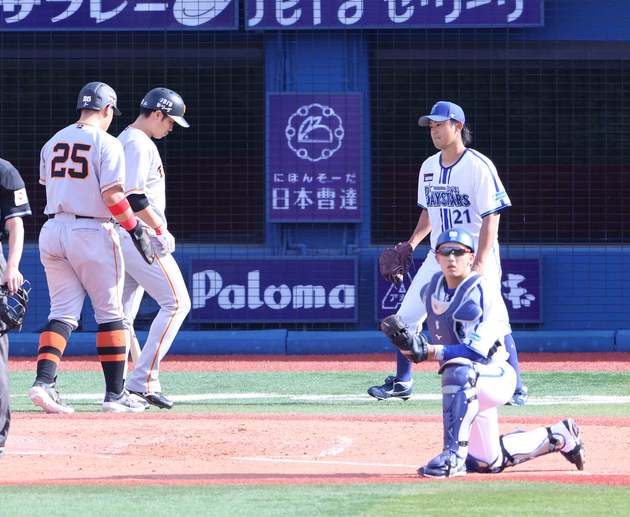 DeNA対巨人　4回表巨人1死一、三塁、ブリンソンの犠飛で岡本和（左端）の先制生還を許し悔しそうな表情の今永（右後方）（撮影・河野匠）