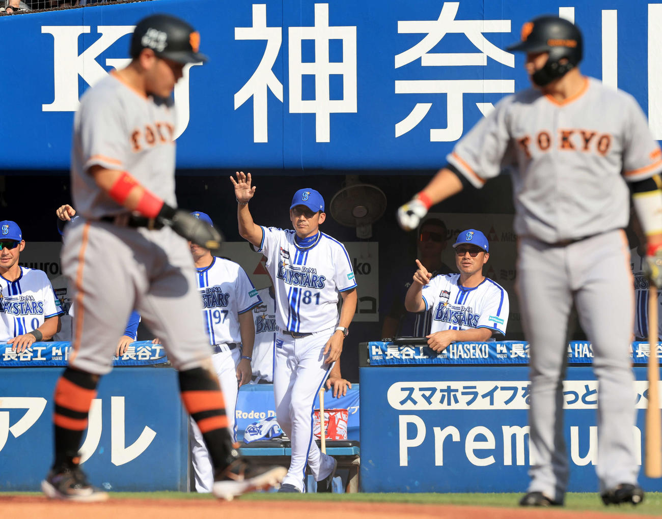 DeNA対巨人　4回表巨人1死一、三塁、ブリンソンの先制中犠飛で、生還した岡本和（手前左）の奥で、リプレー検証を求める三浦監督（撮影・浅見桂子）