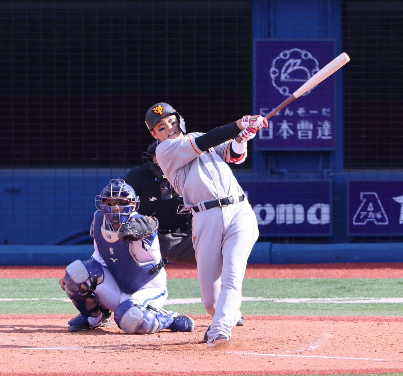 DeNA対巨人　5回表巨人1死三塁、2点本塁打を放つ坂本（撮影・河野匠）