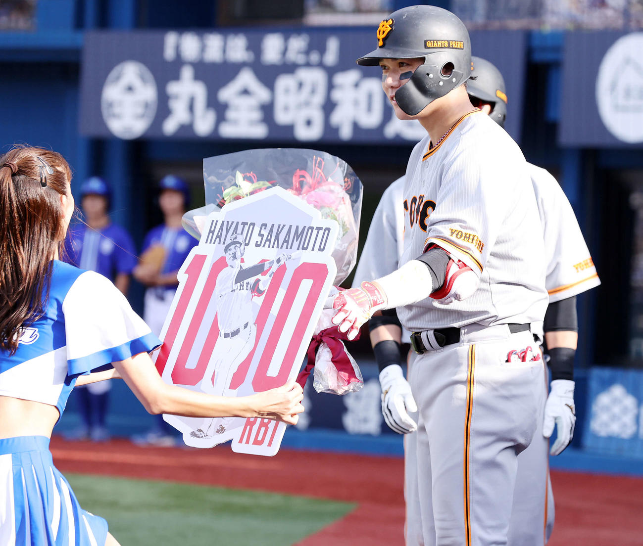 DeNA対巨人　5回表巨人1死三塁、坂本は左越え2点本塁打で1000打点を達成し、ボードを受け取る（撮影・浅見桂子）