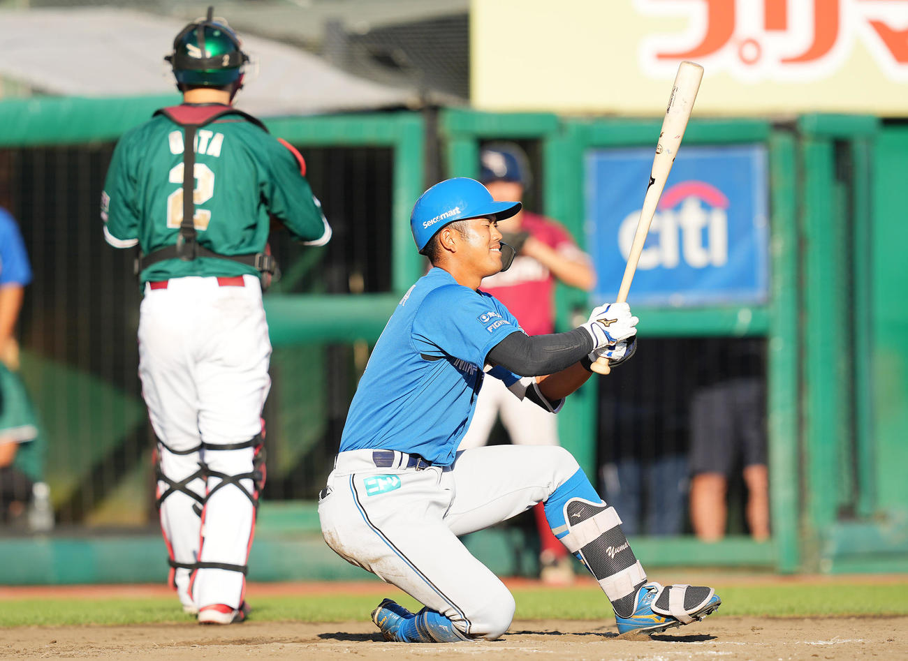 楽天対日本ハム　9回表日本ハム2死二塁、空振り三振に倒れる代打今川（撮影・垰建太）