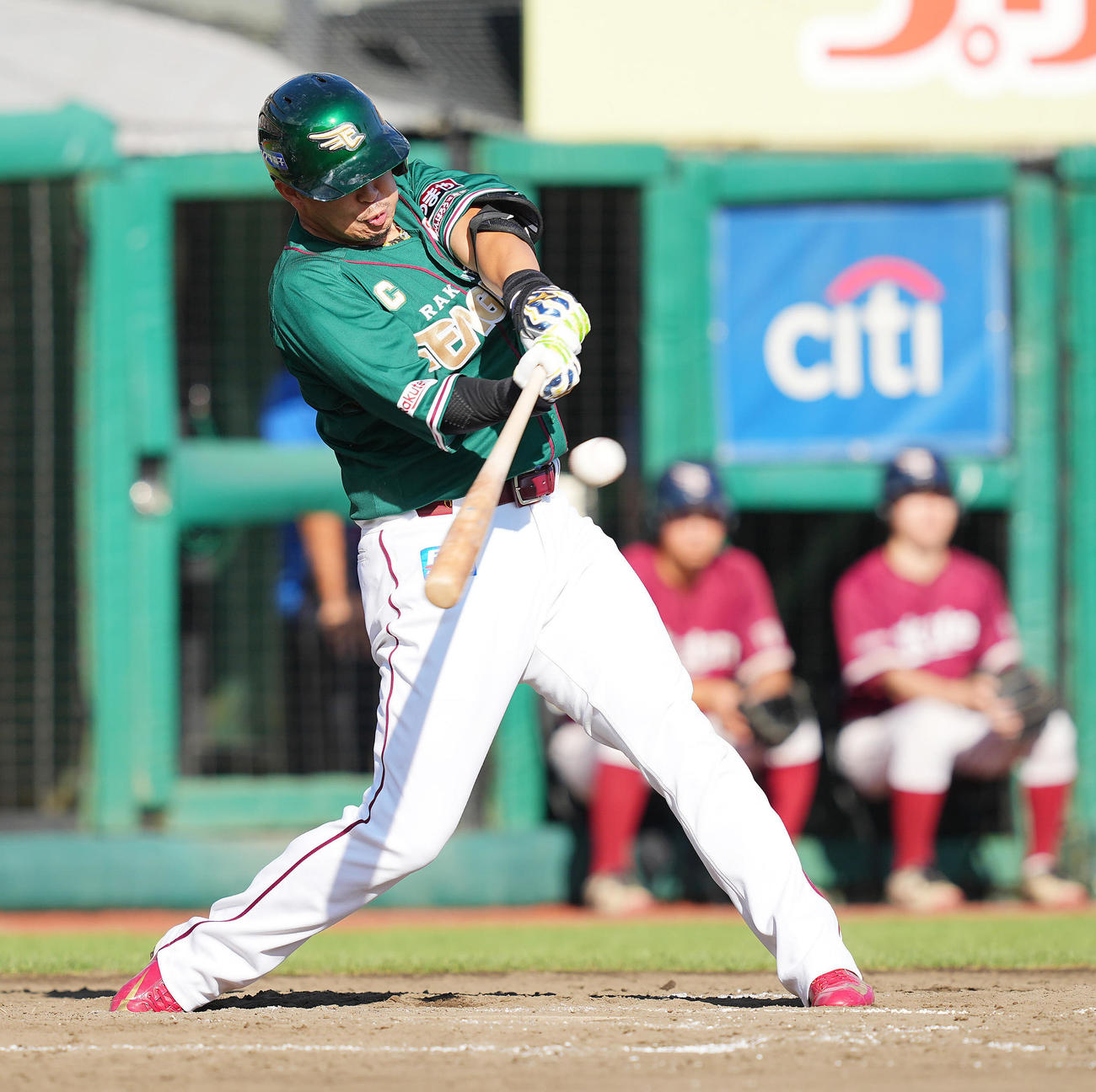 楽天対日本ハム　7回裏楽天2死二塁、適時二塁打を放つ浅村（撮影・垰建太）