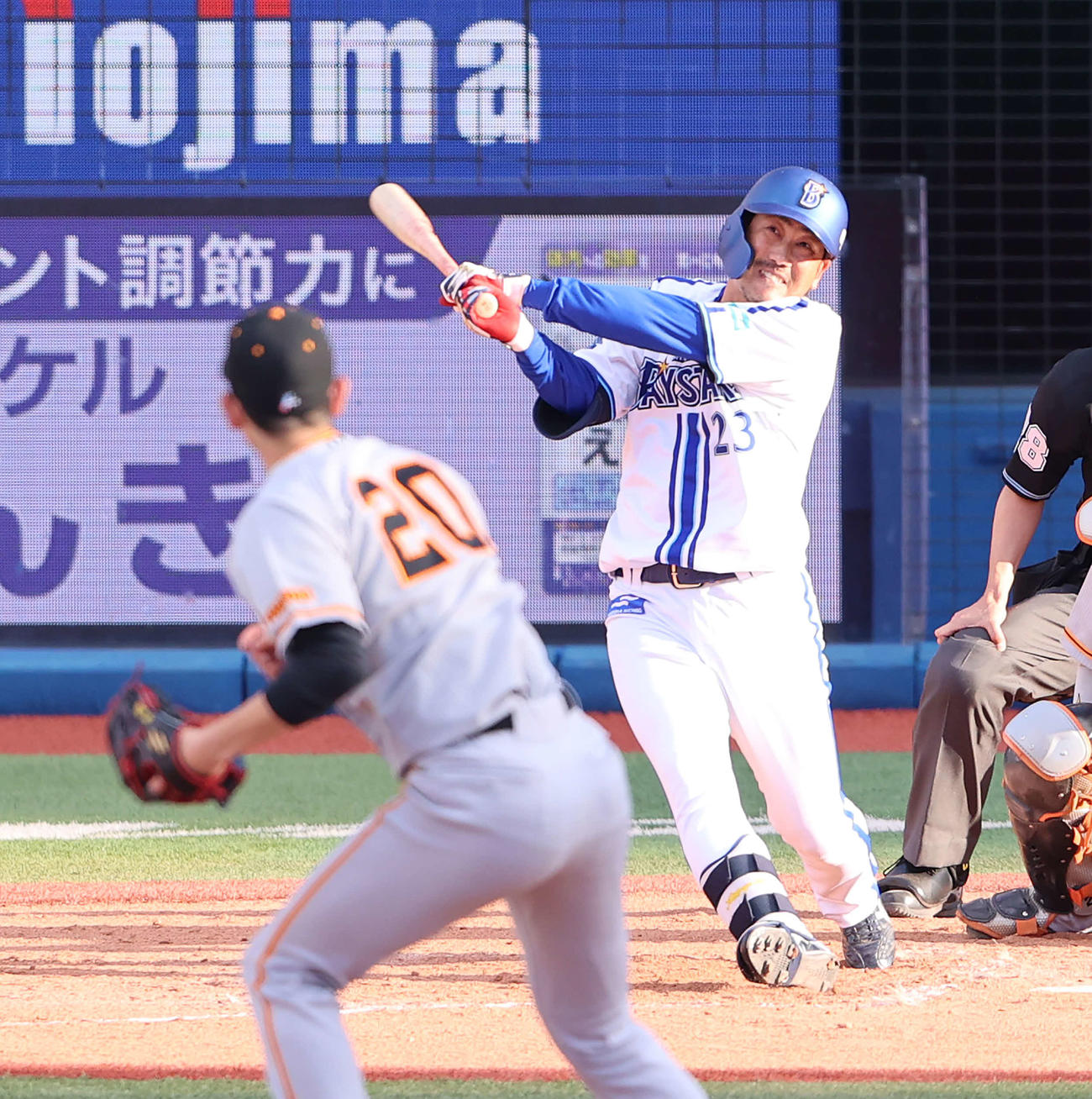 DeNA対巨人　8回裏DeNA2死一塁、安打を放つ藤田。投手戸郷（撮影・河野匠）