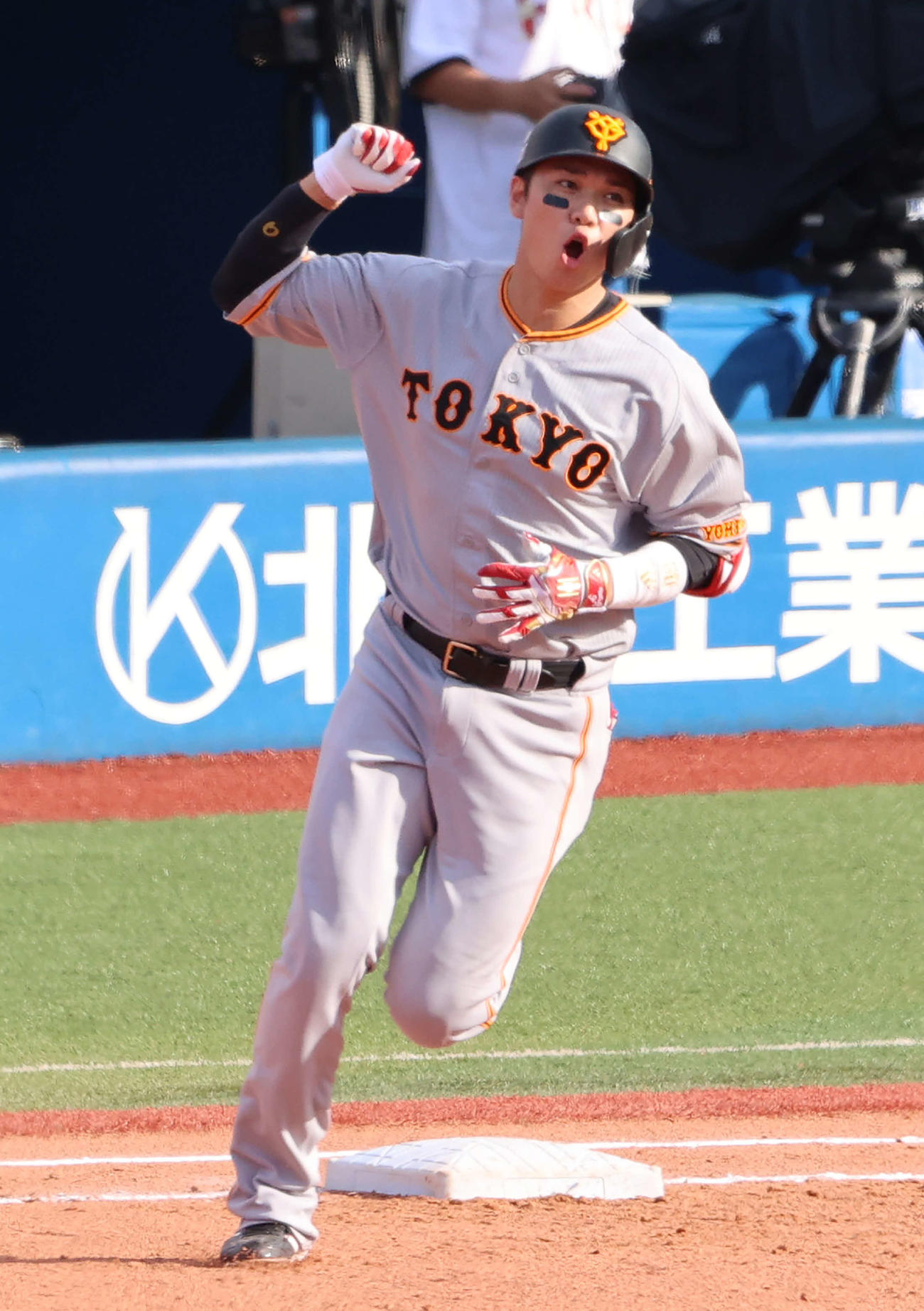 DeNA対巨人　5回表巨人1死三塁、2点本塁打を放ち一塁を回ってガッツポーズを見せる坂本（撮影・河野匠）