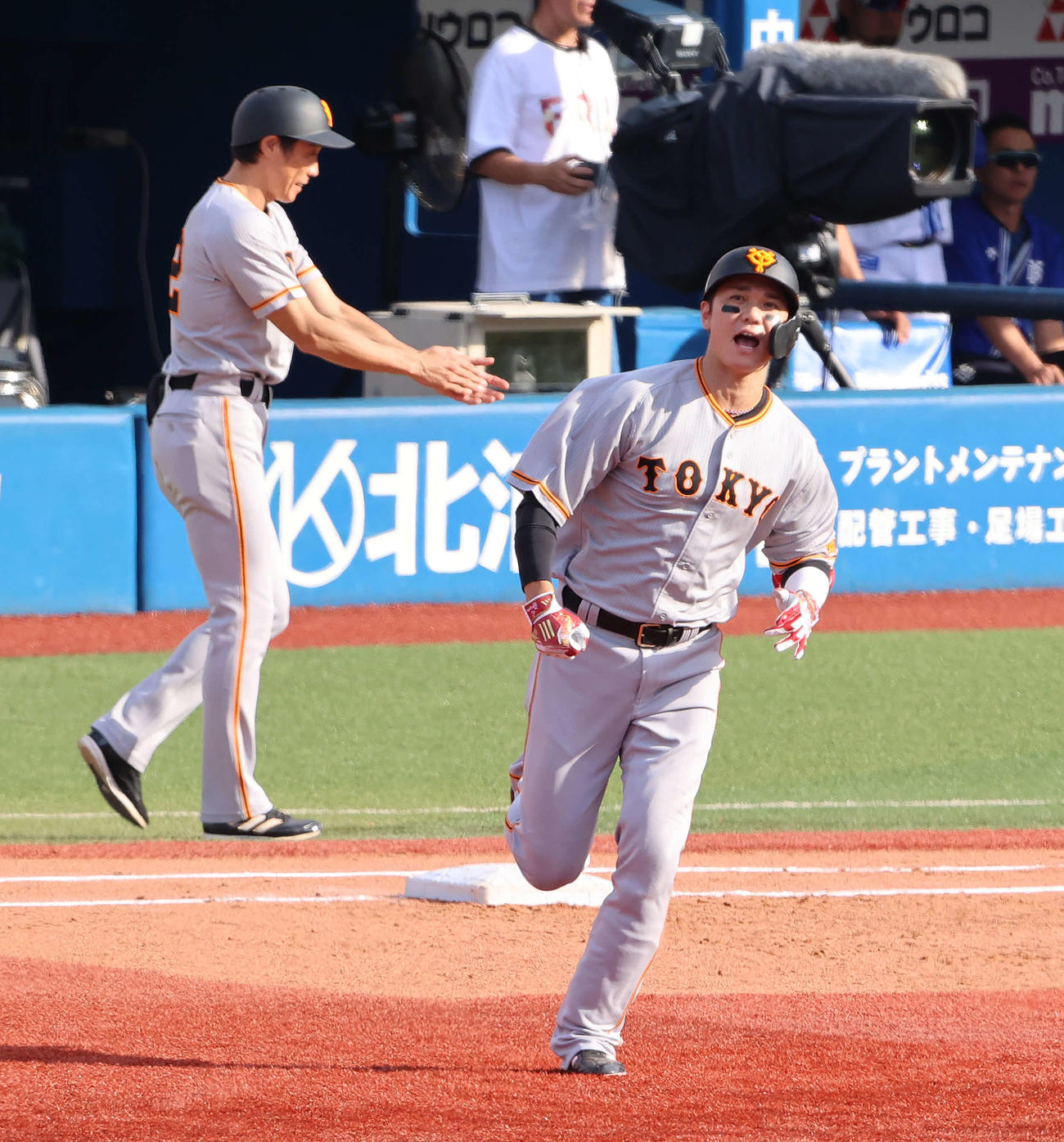 DeNA対巨人　5回表巨人1死三塁、2点本塁打を放ち一塁を回って雄たけびを上げる坂本（撮影・河野匠）