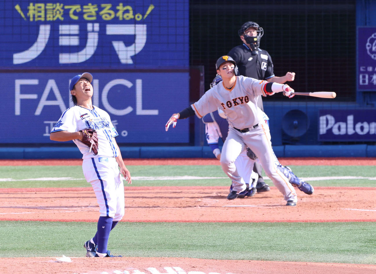 DeNA対巨人　5回表巨人1死三塁、坂本に2点本塁打を浴び、打球を見上げる今永（撮影・河野匠）