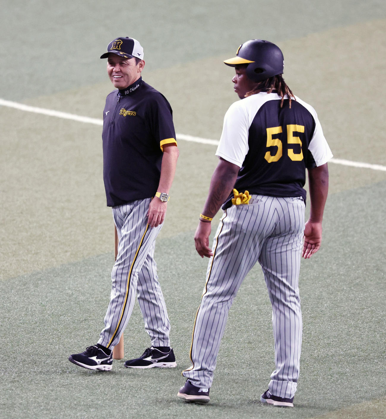 中日対阪神　ミエセス（右）と話し込む岡田監督（撮影・加藤哉）