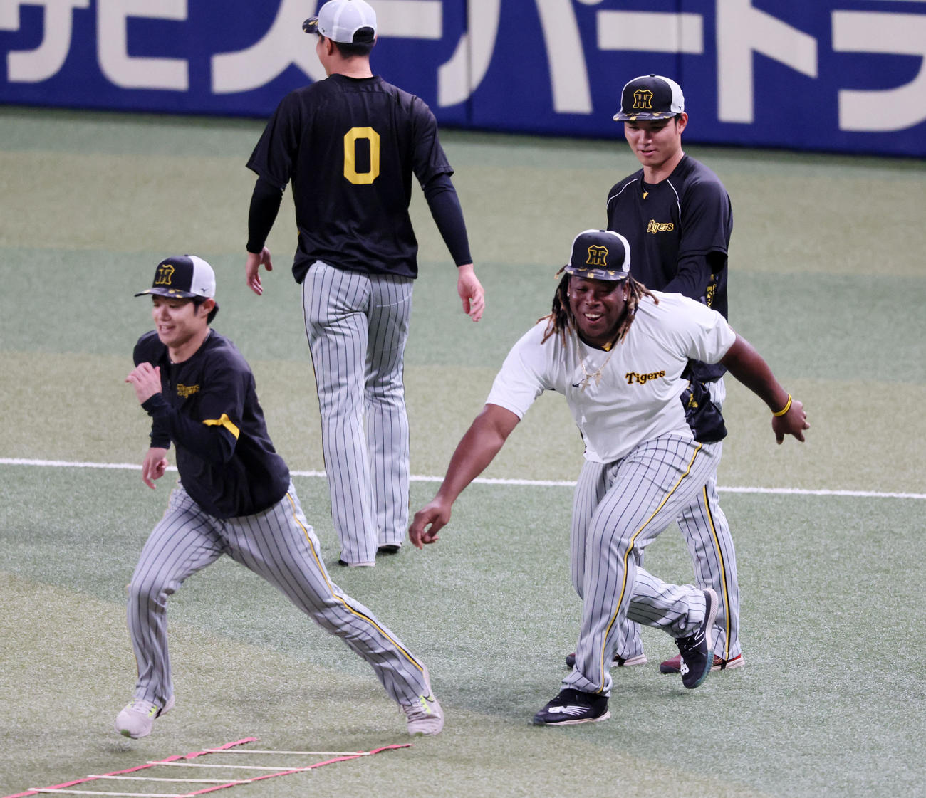 中日対阪神　ナインを集め何やら提案するミエセスだが反応はイマイチのようで散り散りに逃げられてしまいました（撮影・加藤哉）