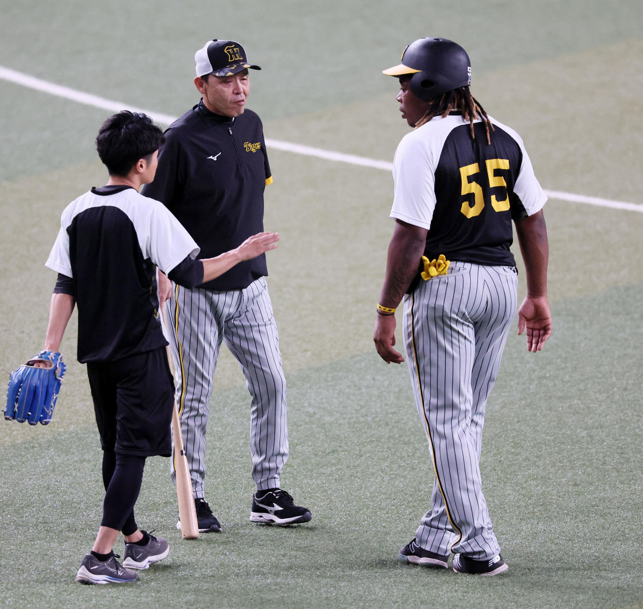 中日対阪神　ミエセス（右）と話し込む岡田監督（撮影・加藤哉）